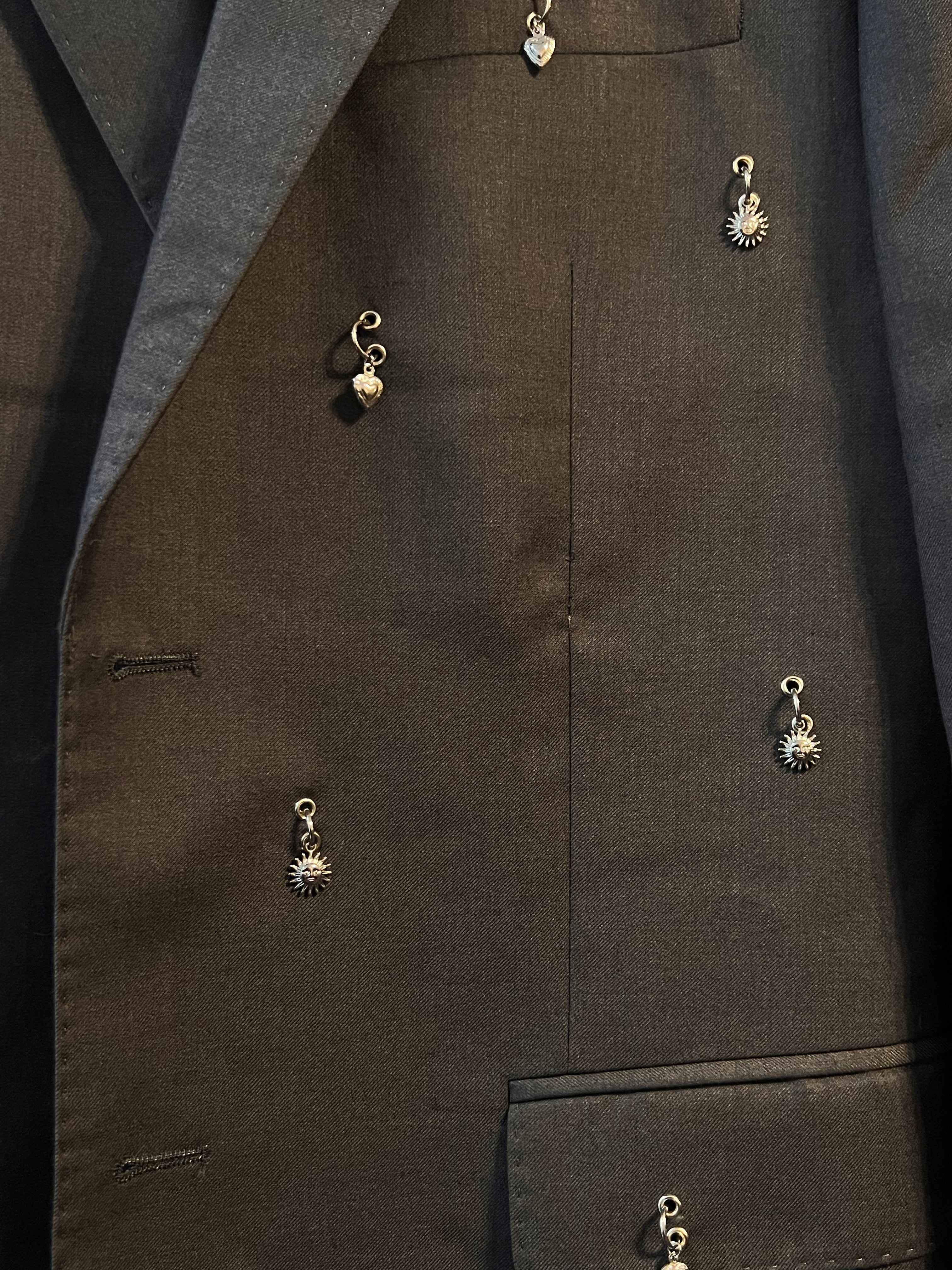 Blazer parsemé de bijoux