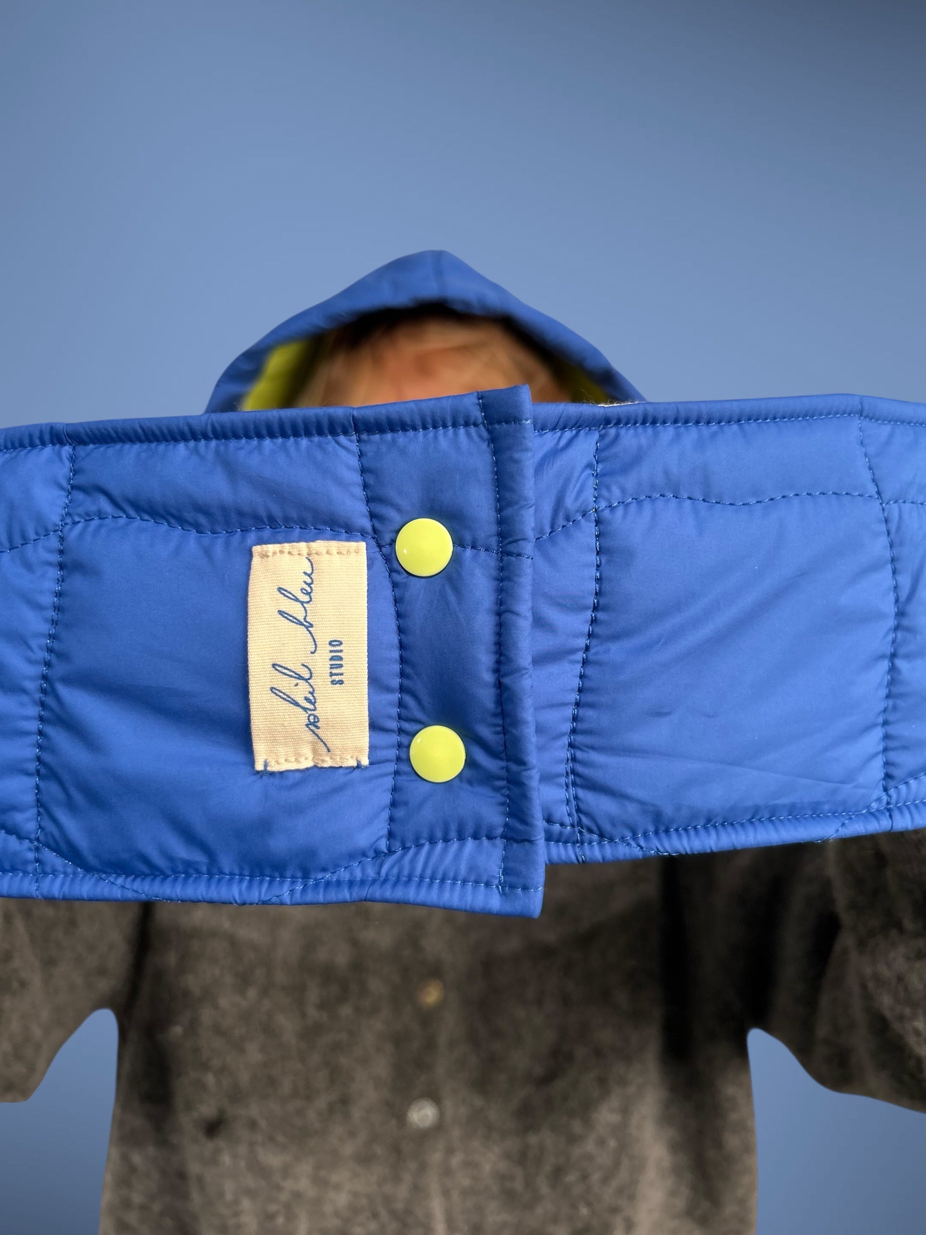 capuche matelassé bleue roi