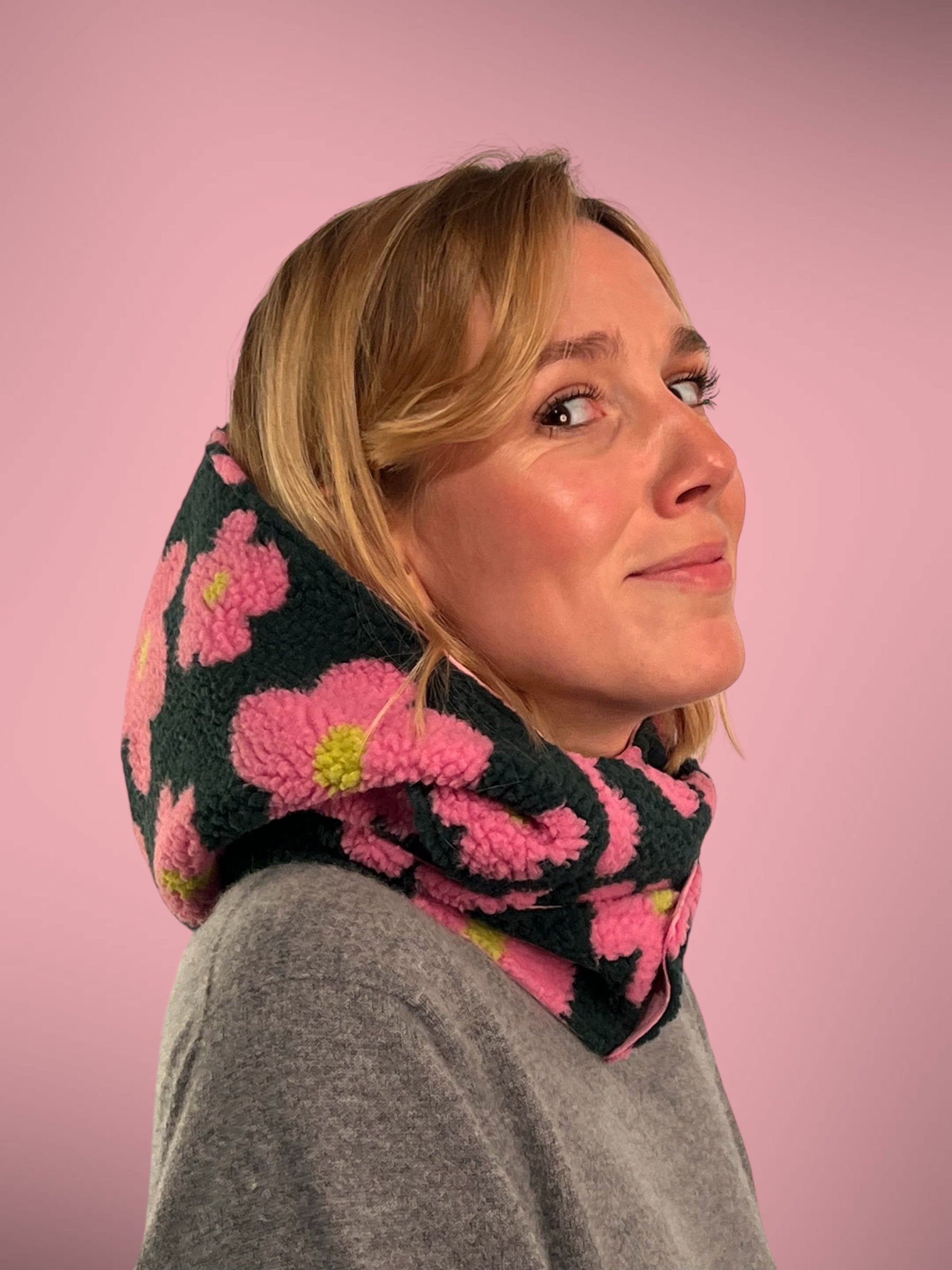 capuche fleurie rose