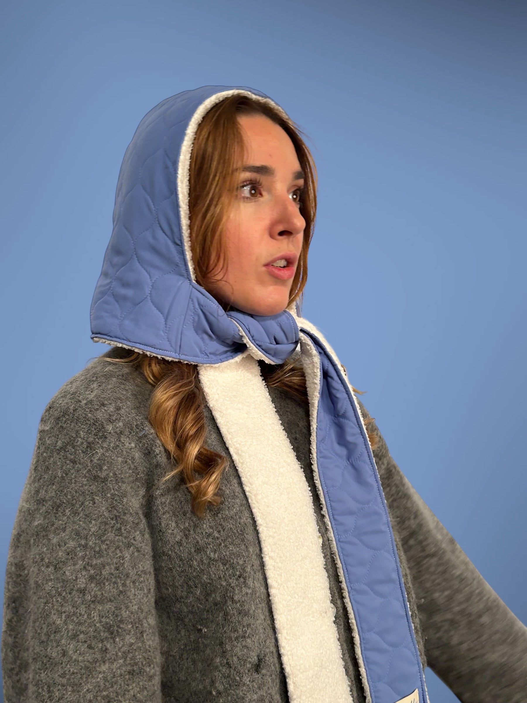 capuche moumoute blanche/matelassée bleu ciel