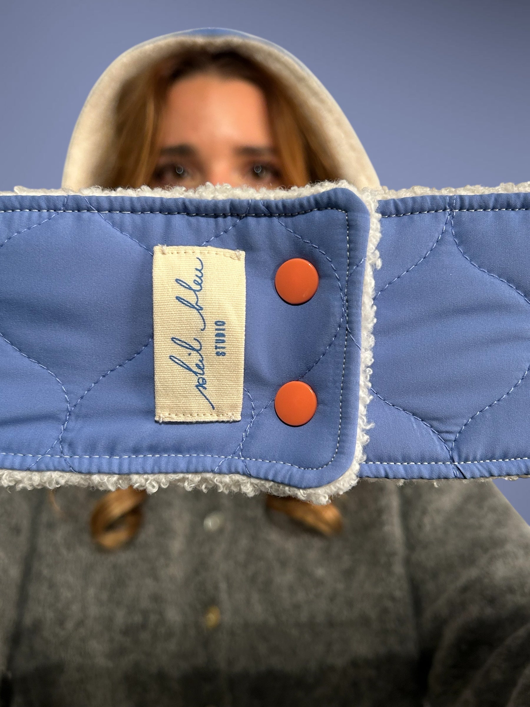 capuche moumoute blanche/matelassée bleu ciel